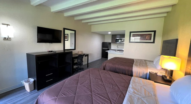 Четырёхместный люкс Deluxe James River Inn & Suites