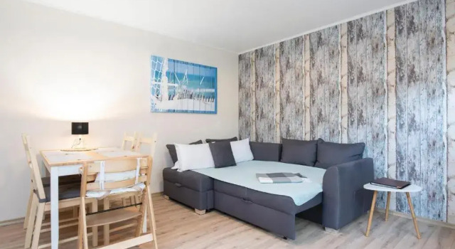 Wohnung 4, Leni