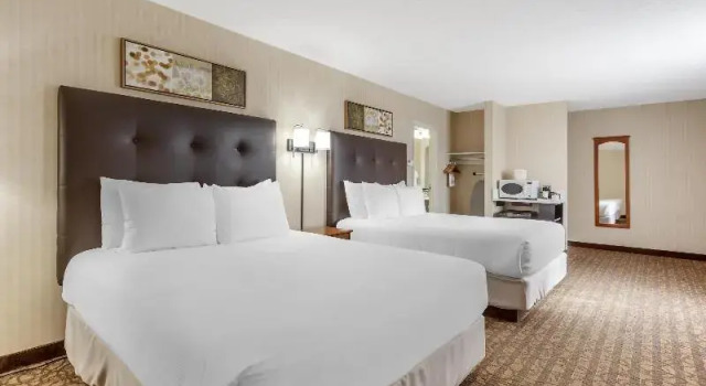 Четырёхместный номер Standard с балконом Best Western Cold Lake Inn