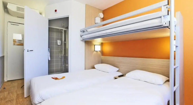 Трёхместный номер Standard B&B HOTEL Laval Ouest