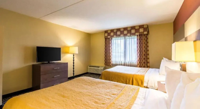 Четырёхместный люкс Цокольный этаж Quality Inn & Suites Mayo Clinic Area