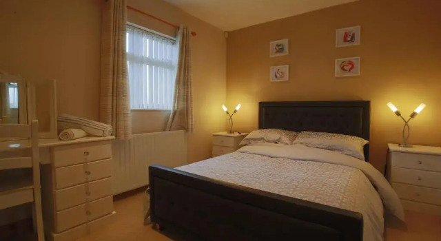 Коттедж Spacious 4 Bedroom Home - 5 min walk to town