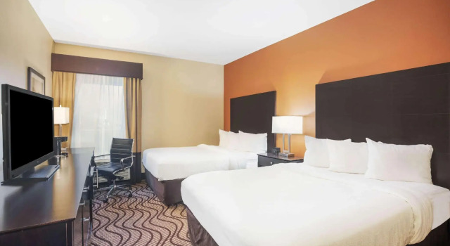 Четырёхместный номер Standard La Quinta Inn & Suites by Wyndham Beeville