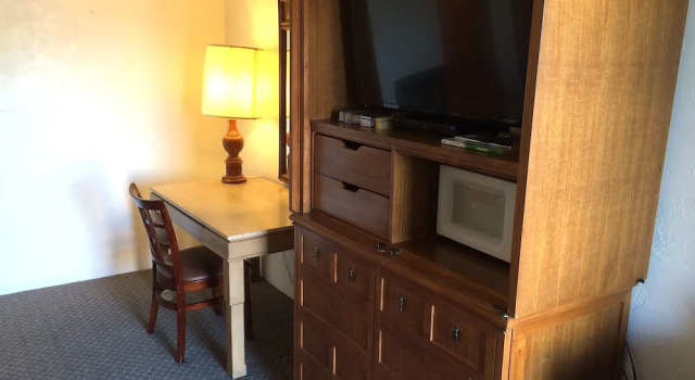 Трёхместный номер Classic c 1 комнатой Connell Inn and Suites