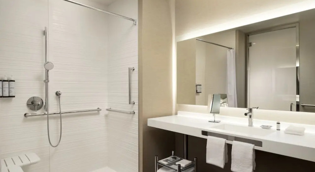 Четырёхместный номер Standard AC Hotel San Rafael Downtown