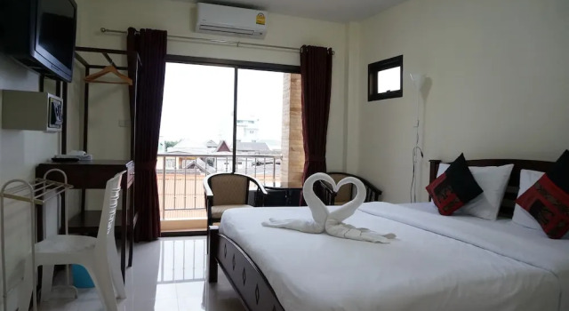 Двухместный номер Deluxe с балконом и с частичным видом на океан Baan Taweesuk Guest House