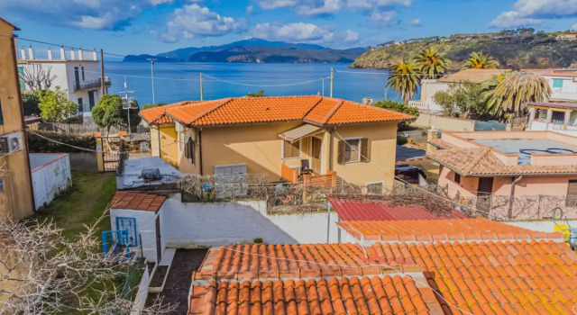Casa Pareti 30 meters from the sea with parking space-CASA SUL MARE A PARETI, Book Hotel Capoliveri Elba
