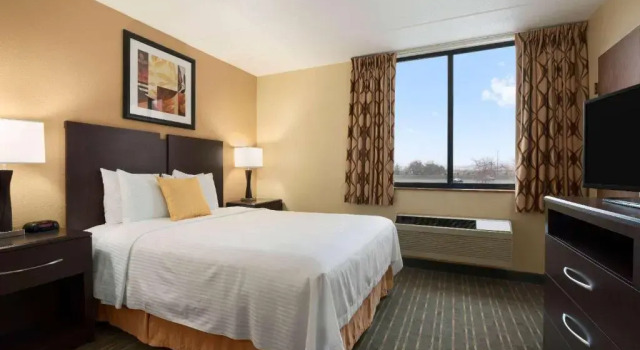 Двухместный номер Deluxe Days Hotel by Wyndham University Ave SE