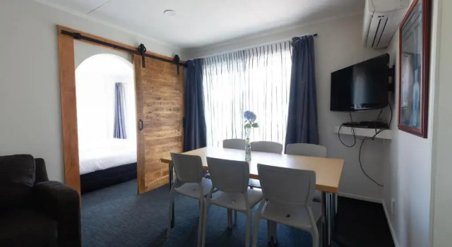 Апартаменты с 3 комнатами Lake Breeze Motel