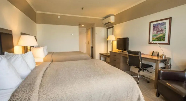 Четырёхместный номер Standard с видом на город Hôtel le Manoir Baie-Comeau