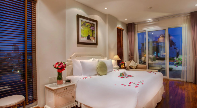 Кровать в общем номере Mercury Central Hotel Hanoi