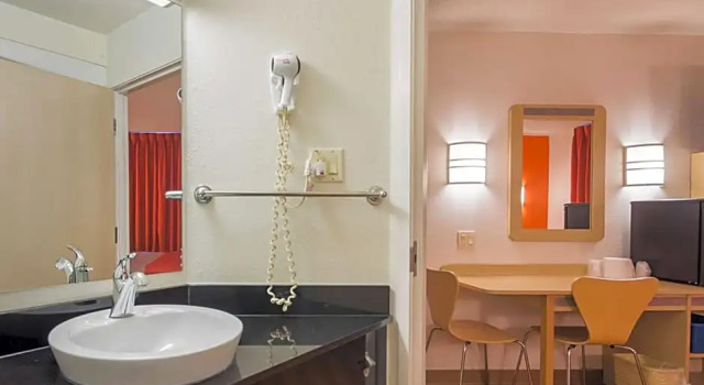 Номер Deluxe Motel 6-Whitby, ON - Toronto East