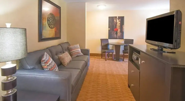 Люкс Holiday Inn Express Hotel & Suites Sharon-Hermitage