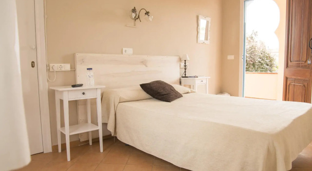 Hostal lEstrella, Забронировать Отель Палафружель Baix Empordà, рядом с Plaça Nova