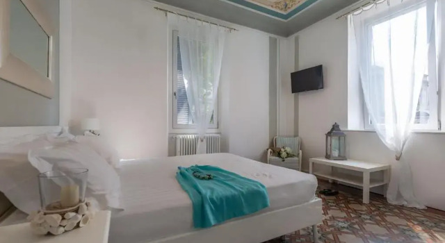 Апартаменты Maji Como Lake - Lake Como Historic Villa Apartments with Pool & Parking, 100m from Ferry & train
