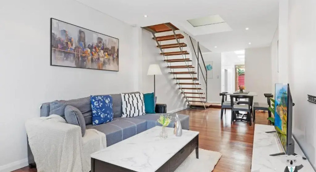 Коттедж KOZYGURU Redfern Lovely 2 Bedroom Terrace 1x FREE Parking NRE005