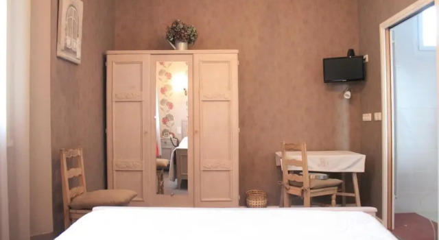 Roche de Vic, Rezerwuj Hotel Albussac Correze