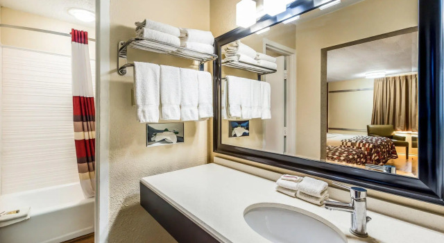 Четырёхместный номер Deluxe Red Roof Inn & Suites Wapakoneta