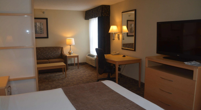 Двухместный люкс SureStay Plus Hotel by Best Western Roanoke Rapids I-95