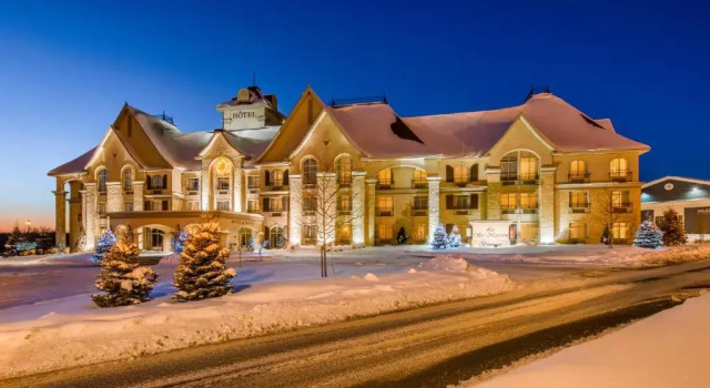 Le St-Martin Bromont Hotel & Suites, Varaa Hotelli Ski Bromont Bromont