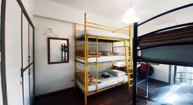 Postel ve společném pokoji Lima Sol House