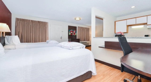 Четырёхместный номер Deluxe Red Roof Inn PLUS+ & Suites Guilford