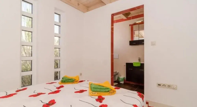 Villa Avoca - Four Bedroom Apartment With Two Balconies and Swimming Pool ID Direct Booker 2124