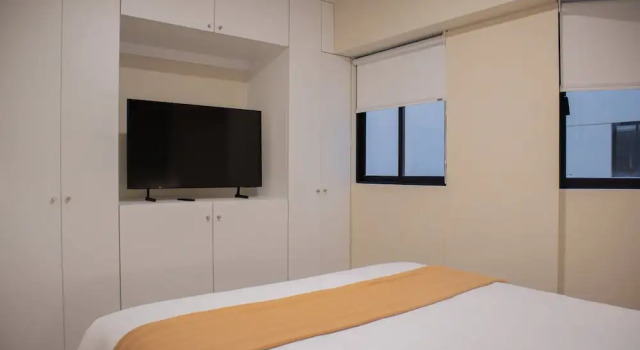 w Modern 2BR w Scenic Balcony Close to Kennedy Park