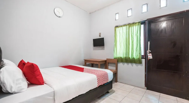 OYO Living 1756 Amira Guest House, Rezervovat Penzión Bekasi West Java