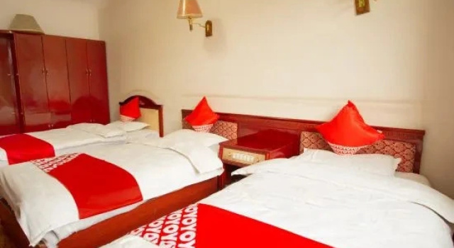 Кровать в общем номере Jinzhu hotel