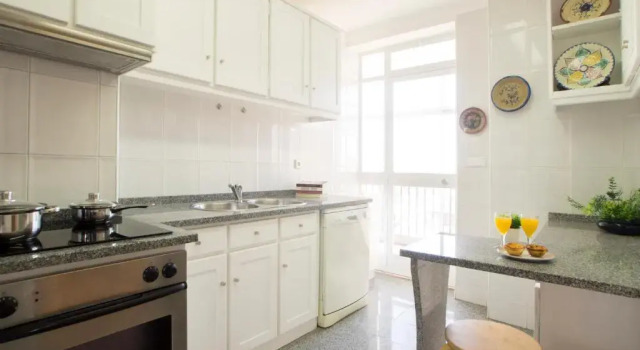Апартаменты Sunny 4 Bedroom Apartment - with View