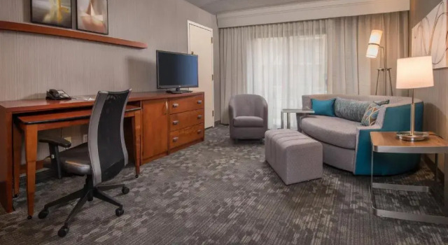 Люкс Courtyard by Marriott Fairfax Fair Oaks