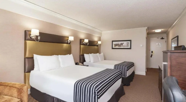 Четырёхместный номер Standard Sandman Signature Vancouver Airport Hotel & Resort