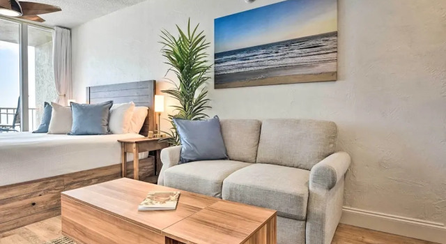 Oceanfront, Fourth-floor Condo on Daytona Beach!, Забронировать Апартаменты/квартира Дейтона-Бич Daytona Beach Area, рядом с Церковь для автомобилей в Дейтона-Биче
