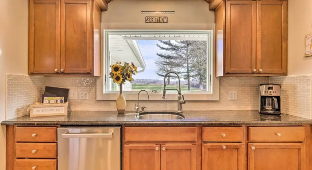Коттедж Mattituck Home w/ Fireplaces - Near Wineries