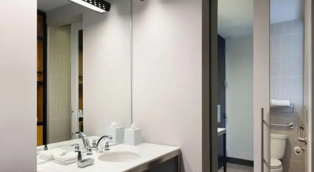 Четырёхместный номер Standard Aloft by Marriott Tallahassee Downtown