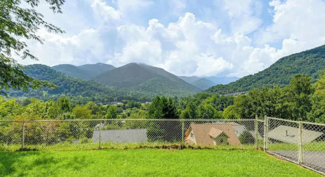 Коттедж Ski, Hike & Fish: Mtn-view Maggie Valley Retreat