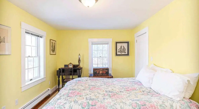 4 BDR w/ Private Hot Tub, Backyard and Deck!, Buchen Sie Ferienhaus Wells Maine