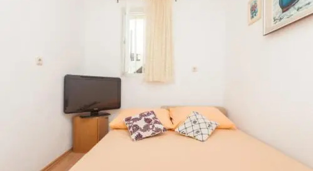 Charming old stone house, Prenota Appartamento Splitska 