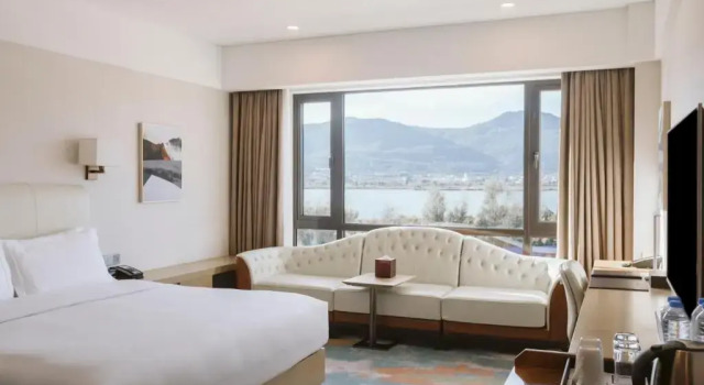 Номер Standard с видом на озеро Hilton Lijiang