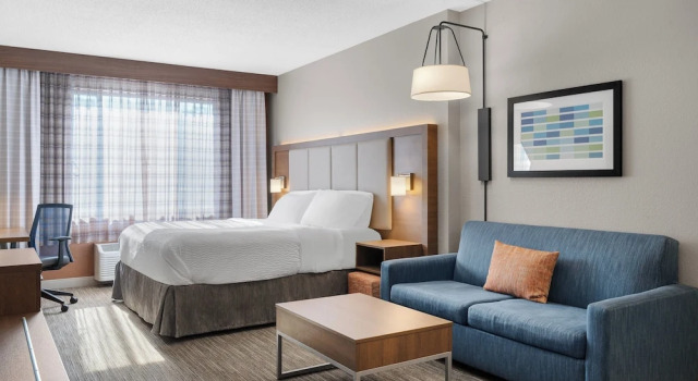 Двухместный люкс Holiday Inn Express Hotel & Suites Coralville by IHG