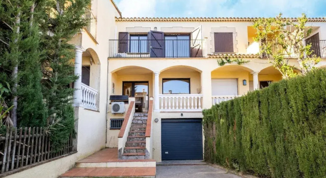 House in Catalonia Near the Sea, Забронировать Отель Сан-Пере-Пескадор Alt Empordà, рядом с Пляж Кан-Сопа