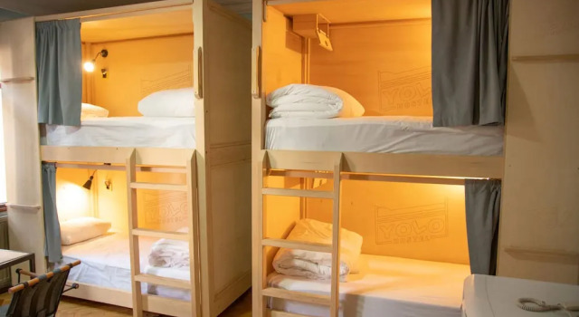 Кровать в общем номере с балконом и с видом на сад YOLO Hostel