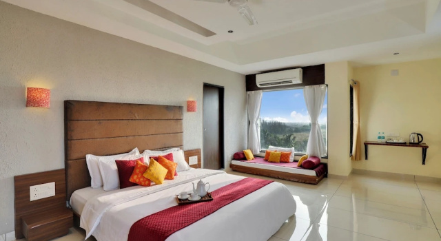 Двухместный номер Superior c 1 комнатой с видом на бассейн Goverdhan Greens Resort Dwarka l Hotels In Dwarka
