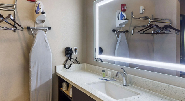 Четырёхместный номер Standard Econo Lodge Inn & Suites Houston NW-Cy-Fair