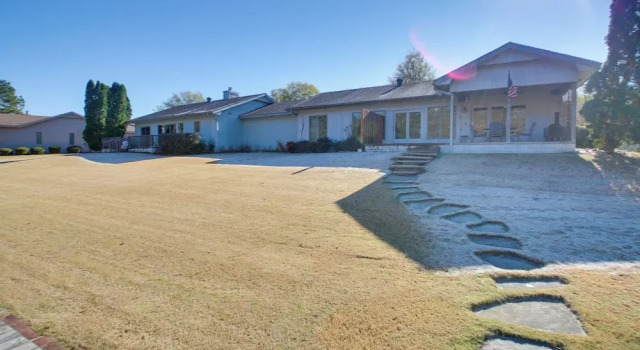 Апартаменты Lake Balboa Access: Home w/ Dock & Yard
