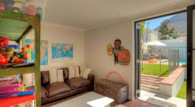 Open Plan 4 Bedroom Houses in City Heart, Забронировать Отель Отели Кейптауна 3 звезды, рядом с South African Museum And Planetarium, 3*