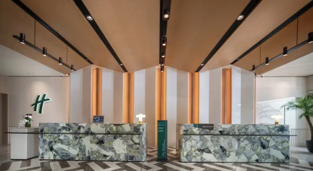 Holiday Inn Yiwu Center by IHG, Забронировать Отель Бизнес-отели Иу, рядом с Yiwu Ocean World, 4* 5*