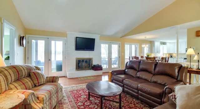 Коттедж с 5 комнатами Smith Mountain Lake Getaway w/ Private Dock