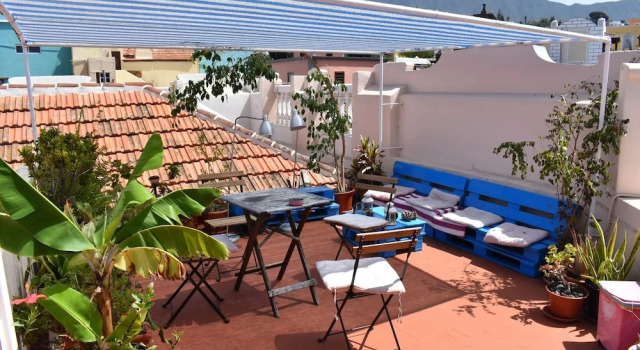 Кровать в общем номере с балконом и с красивым видом из окна Hostel Albergue La Casa Encantada